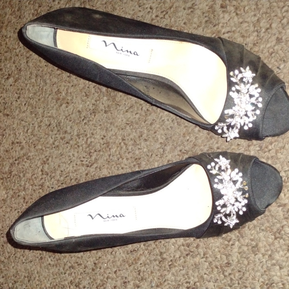 Women's size 9 black high heels with design-055c